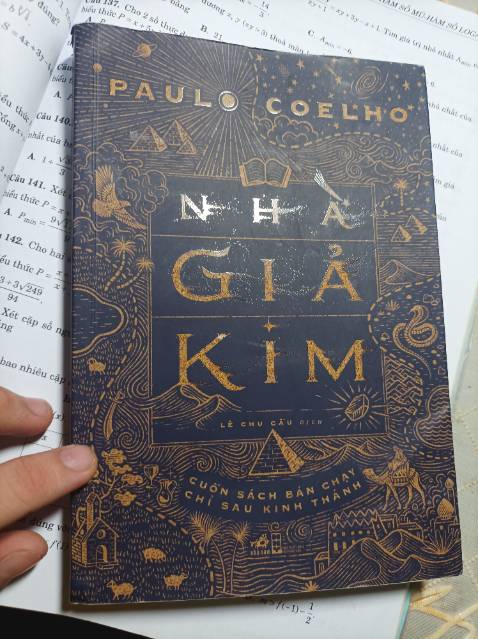 Giá thành hợp lý, bìa trình bày đẹp còn nguyên vẹn khi giao về không bị hư hại gì. Giấy tốt, giấy in ngã màu tốt cho mắt khi mình đọc lâu. Ok shop. Tiki đóng gói và giao sách và các vật phẩm văn phòng, đồ dùng học tập rất chu đáo. Tôi rất thích 👍