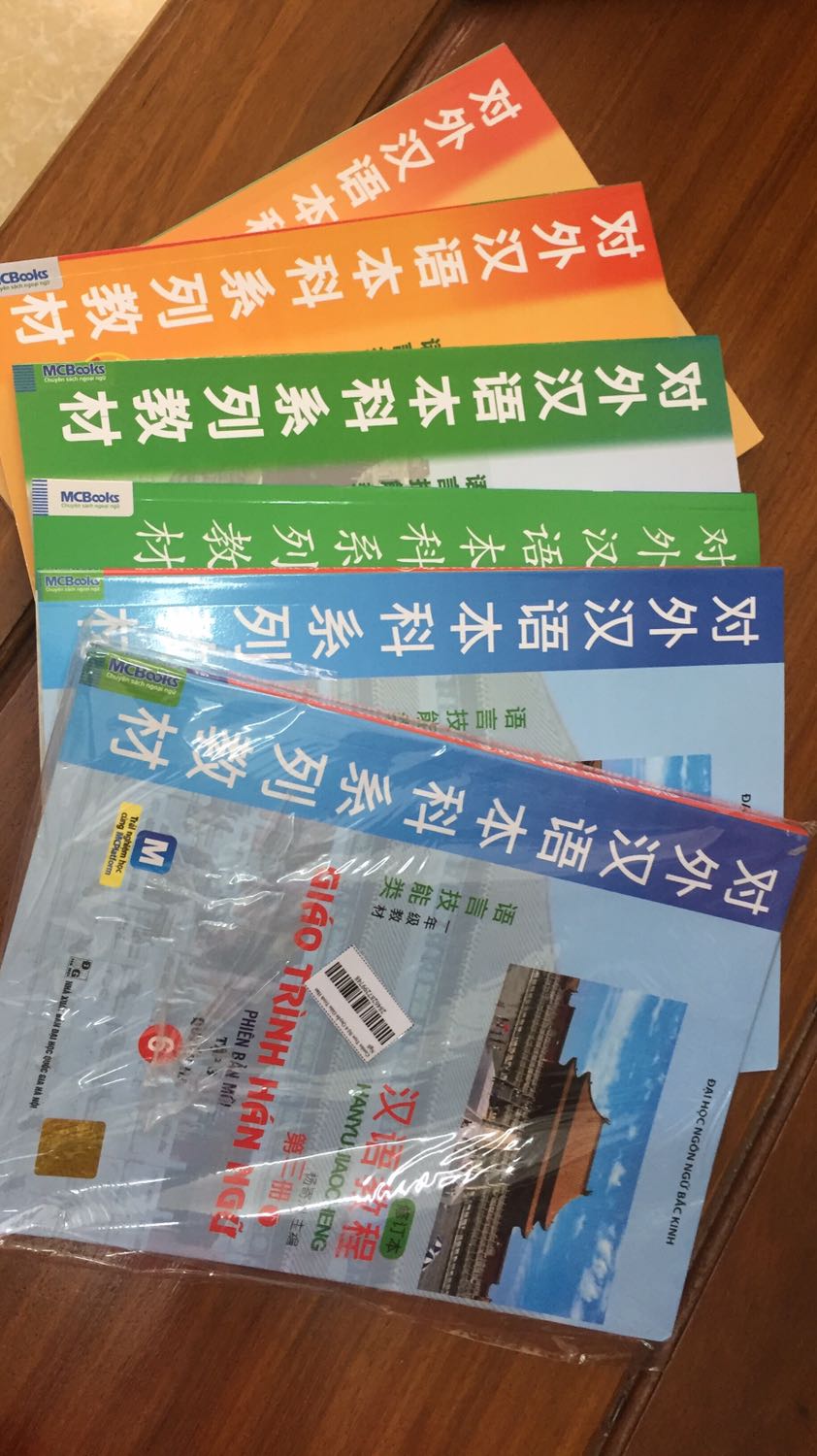 Sách rất hài lòng. Chưa dùng mà đã biết là sách tốt, giao hàng nhanh, được kiểm tra hàng trước khi nhận. Sách mới tinh ko bị rách cùng nhà sx