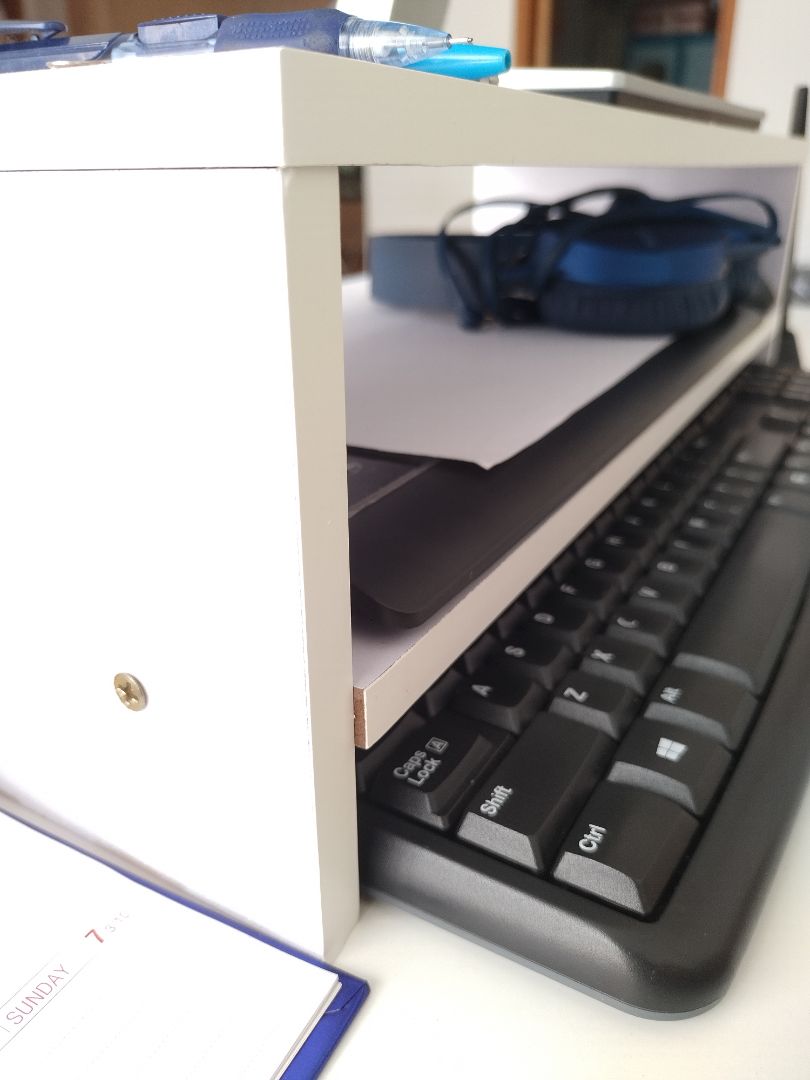 Đóng gói cẩn thận. Giao hàng nhanh hơn dự kiến, nhưng shipper lúc giao hàng thì lại bài cũ "anh gọi em 5 cuộc mà toàn thuê bao" trong khi trước đó vẫn liên lạc bình thường. Vì để ở sảnh chung cư cũng ổn nên mình không muốn làm rõ.
Kệ 2 tầng cao hơn so với kì vọng. khuyên các bạn nên không cần thiết thì mua 1 tầng thôi.
Khung chắc chắn, dễ đóng. Lỗ đục hơi lệch nên có dư ra chút xíu. Lúc đóng gói có "trang trí" thêm nhiều mùn cưa nên phải lau chùi thêm. sứt mẻ đôi chút nhưng không đáng kể. Giá ổn.