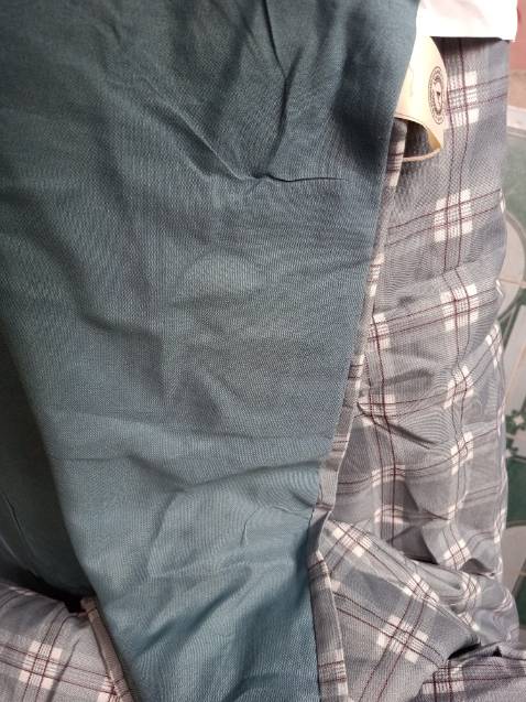 Đúng với mô tả, chăn khá đẹp, thích hợp dùng điều hoà. Chỉ trừ duy nhất là bông bị dồn ở góc.