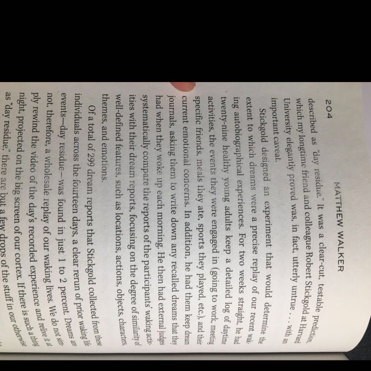 Mình có đọc qua các đánh giá trước thấy không phải bìa cứng nên lúc nhận hàng cũng không ngạc nhiên lắm. Điều mình buồn khi nhận sách là thực sự chất lượng giấy rất dở, có nhiều tờ bị thâm màu, có nhiều trang sách bị đóng thụt vào trong, nhiều trang in không rõ, không đều màu, cỡ chữ cũng khá là bé. Tuy hàng nhận được sớm hơn dự kiến tận vài ngày nhưng trải nghiệm mua sách ở Fahasha lần này của mình thật sự tệ.