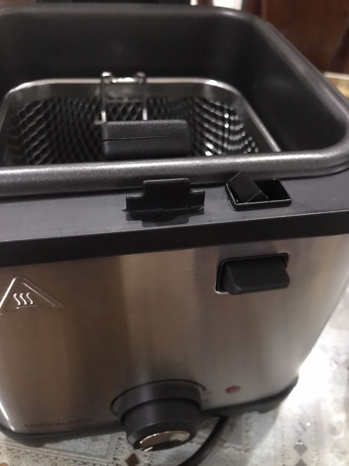 Khi nhận nồi mở ra thì thấy 2 chốt ở nắp nồi bị gãy,thiết kế của 2 chốt này rất dở kiểu như hàng rẻ tiền .Mình đã tin tưởng rằng lock and lock là 1 thương hiệu uy tín thì sản phẩm phải tốt và chắc chắn ,nhìn cái chốt và chất liệu nhựa mà buồn k tả được