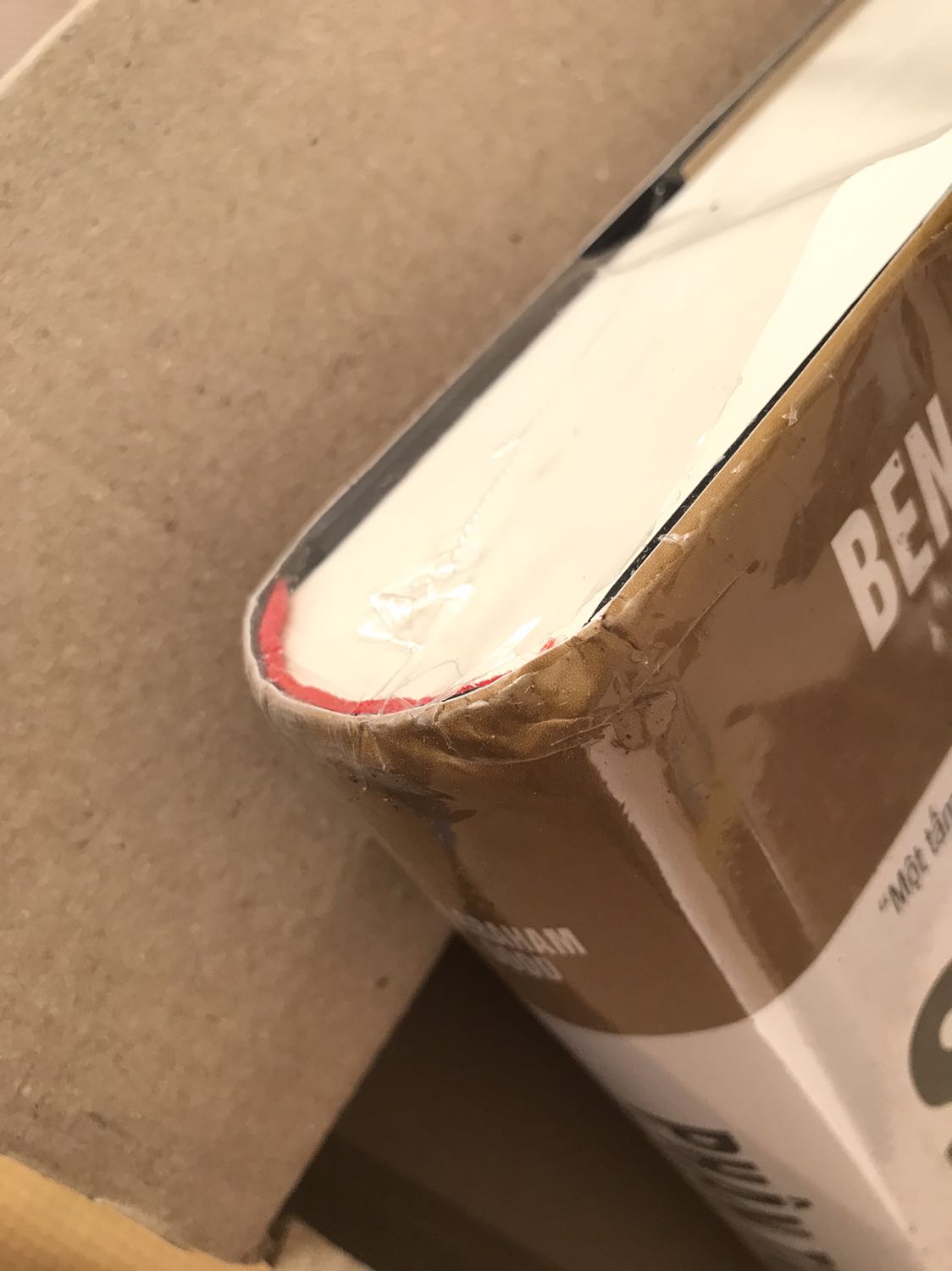 Mục tiêu là chỉ để mua cuốn sách 24 bài học sống còn để đầu tư thành công trên thị trường. Do sách hiếm hàng nên không còn bán riêng lẻ nữa. Nên mình chấp nhận mua kiểu combo để lấy cuốn mình muốn đọc. Rồi lúc nhận hàng tại nhà, mở ra thì thấy ghi là không có sách. Trả lại tiền phần cuốn sách không có. Cuốn không muốn có mà phải đang giữ thì bị móp góc, rách vỏ bọc. Trước giờ mình mua sách số lượng không hề nhỏ trên Tiki vì tin tưởng. Bây giờ như vậy, cũng chấp nhận chuyện đã rồi. Nhưng thất vọng thì do Tiki hay do hãng mình đặt sách đây. Thiệt tình !!!