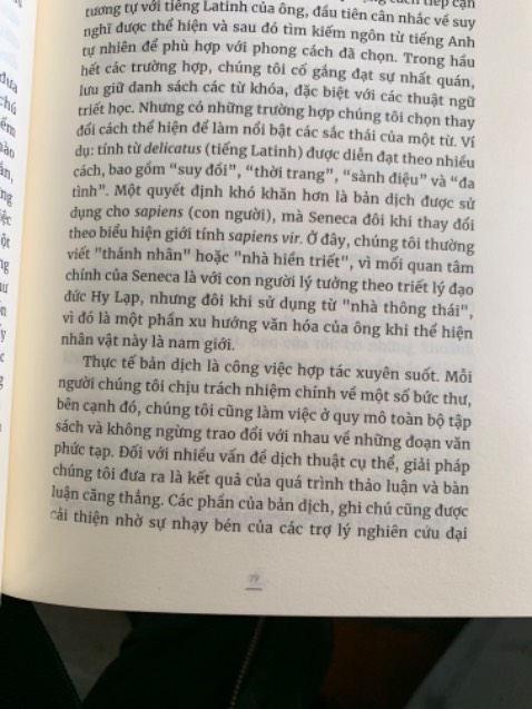 Nội dung của sách thì không có gì phải bàn, nhưnh rất tiếc nội dung như thế này lại bị đóng gói khá tệ. Spiderum không bọc chống sốc cho sách khi gói hàng làm viền sách có những vết tróc khó chịu, cộng thêm việc bìa không gấp vào trong 1 khoảng như đa số sách mà cắt theo khuôn sách luôn làm cho việc tróc bìa có khả năng tróc sau khi mở sách vài chục lần. Chất lượng mực in không đều, khuôn in có vẻ bị lệch làm cho nội dung bị lệch so với trang giấy. 
Rất tiếc khi một cuốn sách tốt như thế này lại có chất lượng khá thấp, nó xứng đáng được chăm chút hơn. So sánh với cuốn Epictetus thì một trời một vực.