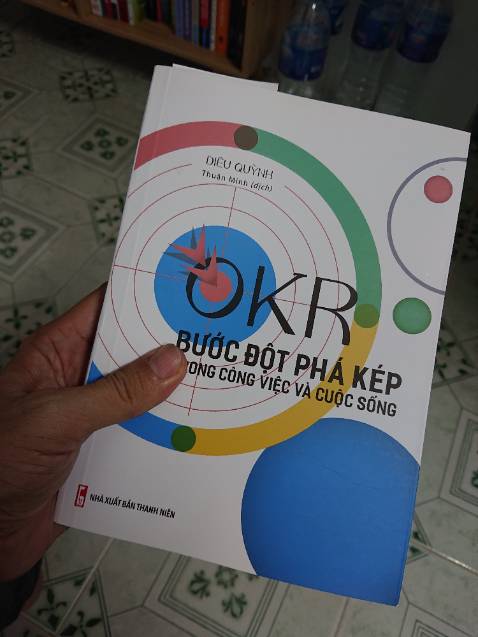 Cách viết và ngôn từ gần gũi hơn so với quyển Làm điều quan trọng của Jonh Doerr , mình đã bắt đầu với quyển này trước , chính vì thế khi đọc quyển này mình hiểu nhanh hơn nội dung .

Nội dung được truyền tải rất cặn kẽ để ai cũng có thể ứng dụng được , có tính ứng dụng cao .

Quyển sách rất phù hợp với các bạn làm văn phòng hoặc làm cha mẹ .

Cám ơn Minh Long book đã đưa quyển sách này đến với độc giả VN . Cám ơn cô Diêu Quỳnh đã truyền bá về công cụ OKRs