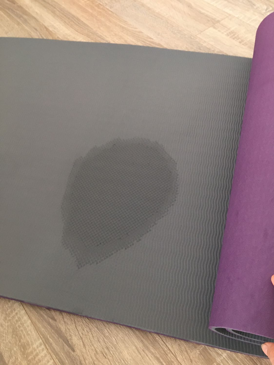 Lần đầu mua thì nhận được thảm rất ưng ý, mua tiếp tấm nữa cho người nhà cùng tập thì lại gặp sản phẩm lỗi:
- Hai lớp thảm không khớp nhau (xem ảnh)
- Trên thảm còn có vệt ố không hiểu là vì sao (xem ảnh)
- Cảm giác thảm khá cũ, xỉn màu (phải nhìn trực tiếp mới thấy rõ được)
Cho 2 sao vì Tiki giao hàng nhanh, nhưng chất lượng sản phẩm thì cần phải xem lại!