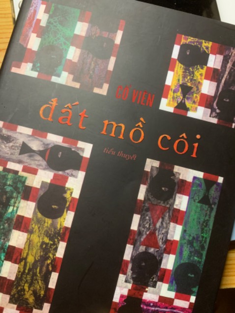 Đây không phải thể loại mình yêu thích. Nó mang quá nhiều yếu tố 18+, trong khi mình chỉ vừa đọc đến 1/4 quyển. Các bạn yêu thích những câu chuyện nhẹ nhàng như Cây cam ngọt của tôi, khi mua quyển này nên cân nhắc nhé. Cho 4* không phải vì nội dung, mà vì dịch vụ của Tiki.