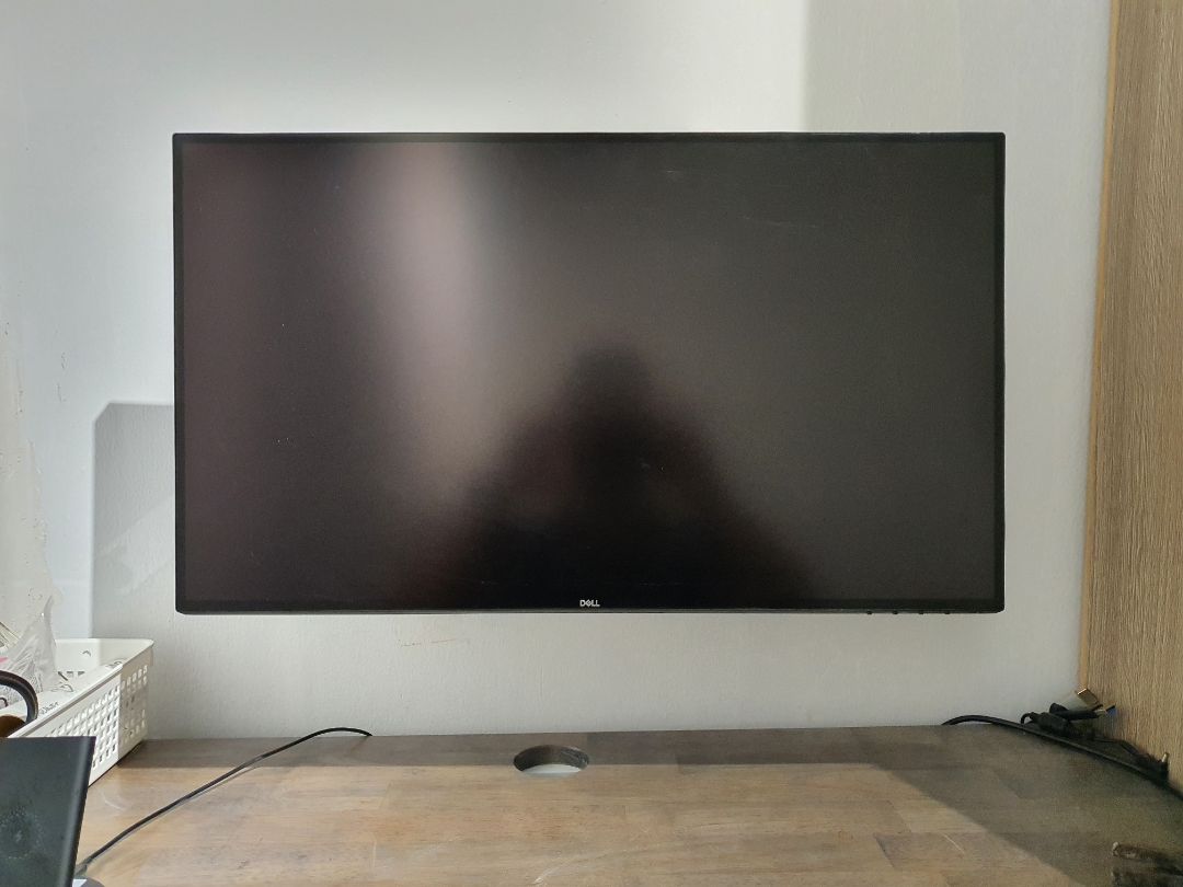 giải pháp làm gọn bàn làm việc tuyệt vời, khó nhất là đo để khoan tường còn lại nhà sản xuất đã chuẩn bị sẵn hết rồi. sản phẩm cứng cáp vô cùng, mìn dùng màn hình Dell Ultra Sharp 25 inch nhưng lực của giá có thể chịu được gấp rưỡi khối lượng đó. Khả năng điều chỉnh rất đa dạng phù hợp dù bạn đứng hay ngồi