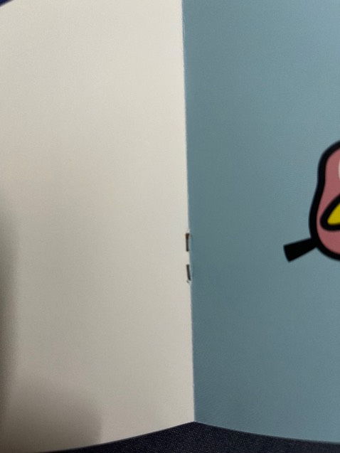 Ghim sách bị han rỉ cả 2 cuốn