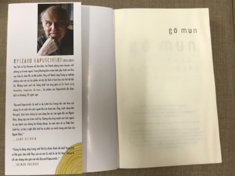 Là những mẩu chuyện ngắn được tác giả kể lại một cách chân thật nhất từ những chuyến đi lấy tin làm phóng sự về các sự kiện lịch sử diễn ra tại các nước, các bộ lạc ở châu Phi. Tác giả đã cùng ăn, cùng ở và cùng đi những chuyến xe khách với những người dân bản địa để cảm nhận sự nghèo đói, kém phát triển và mô tả nó một cách sống động nhất.

Rất khâm phục ông, ông sống ở một nước phát triển nhưng ông thật can đảm khi ông dám ở những nơi thật tồi tàn (giống như khu ổ chuột hay xóm liều) và ăn ngủ như người bản địa.