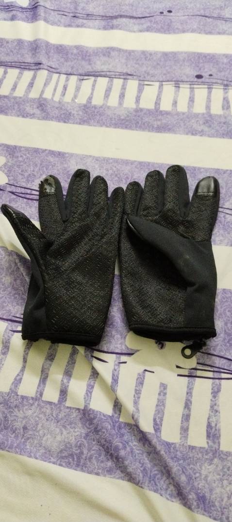 Hàng mới về chưa xài thử đã bị tróc vỏ một ngón tay rồi. Chẳng biết có được đổi không ☹️