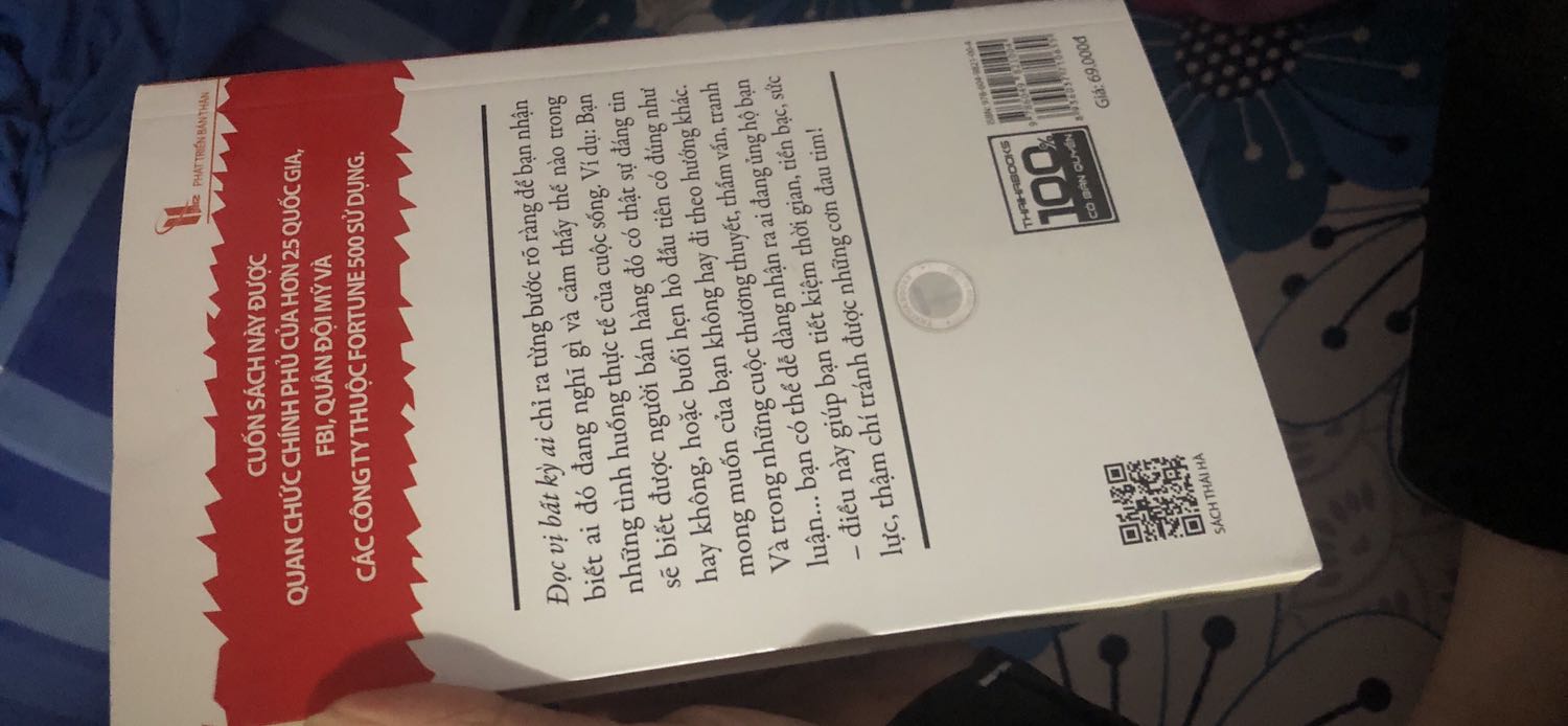 Mình không biết có phải tiki toàn bán sách đã được trưng bày hay không mà sách mình nhận đc bìa rất cũ, dơ, trầy xước nhiều, trên hình nhìn không rõ nhưng cầm bên ngoài như cuốn sách đã được người khác đọc rất nhiều lần. Mua sách tiki cũng đc 2-3l nhưng lần đầu thất vọng như thế
