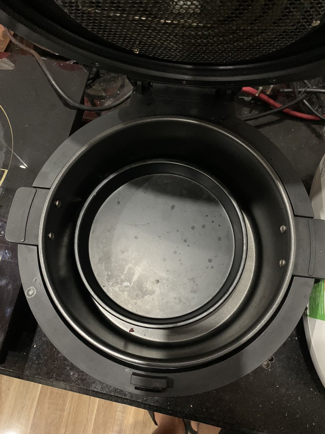 Đóng hộp chắc chắn, có đủ 5 món như mô tả. Ngoài ra còn có 4 xiên inox dùng để xiên thịt nướng.