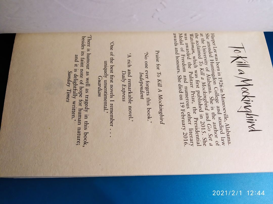 tiki giao hàng nhanh khỏi bàn rồi, sách dày nhưng nhẹ, giấy hơi mỏng xíu, sách của mình k đc bọc bên ngoài chỉ cho vào hộp nên góc bìa hơi cong xíu. chị shipper nhiệt tình dễ thương lắm luôn. nói chung là sách chất lượng ổn. mình đọc cuốn này rồi h mua về trưng thôi nội dung khỏi chê luôn ạ