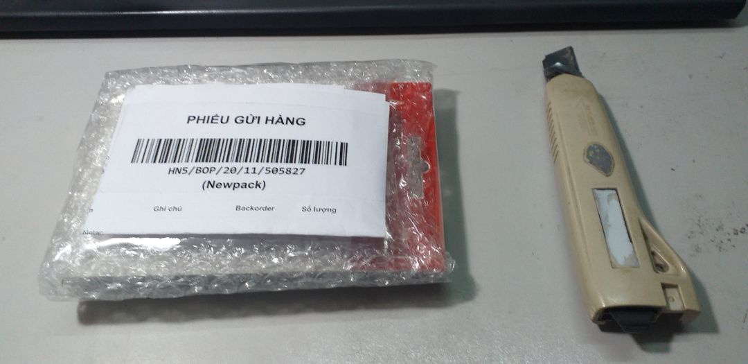 Đặt thẻ Netac nhưng giao hàng lại là hãng Dahua. Cũng định báo đổi nhưng đang cần gấp nên mình bóc ra dùng luôn và thấy cũng tạm được. Không hài lòng lắm khi giao sai hàng như thế này.