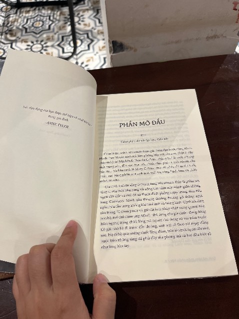 - Nội dung cuốn sách rất hay, kể về lịch sử gia đình Galvin, từ thời ba mẹ cho đến các con của họ. Phân tích cả khía cạnh về di truyền, môi trường lẫn tâm lý, và có đưa cả những thí nghiệm được sử dụng trong quá trình nghiên cứu về căn bệnh này.
- Điểm trừ duy nhất là quá nhiều lỗi chính tả, một cuốn sách hơn 460 trang mà có gần hai chục lỗi chính tả làm mình rất khó chịu, cảm thấy nhà xuất bản chưa được chỉn chu trong khâu kiểm duyệt. Còn lại bản dịch thì ổn.