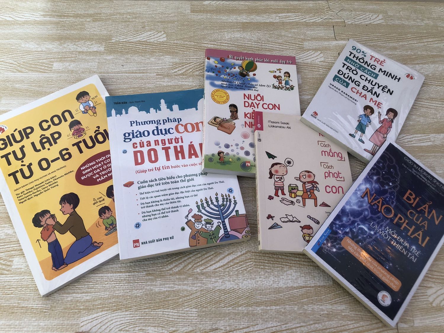 Sách còn nguyên seal luôn, còn đc bọc bằng giấy xốp cẩn thận, nội dung thì mình chưa đọc nên chưa review đc.