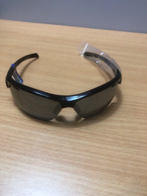 Kính nhìn đẹp, không có khăn lau kính, mà sao trước bán có 799k mà giờ lại 999k