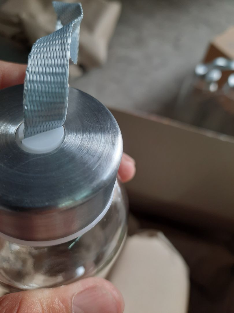 đóng gói ..rất kỹ .. ok .. hàng thì quá tệ .. mới nhận hàng ..mà nắp chai mốp và có dấu hiệu bị oxy hóa hết. sao dám sài đây ..