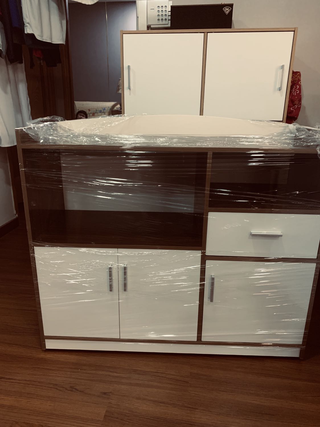 Tủ nhựa, cánh cửa hơi yếu nhưng nhìn thì đẹp. Không biết xài bền không nữa