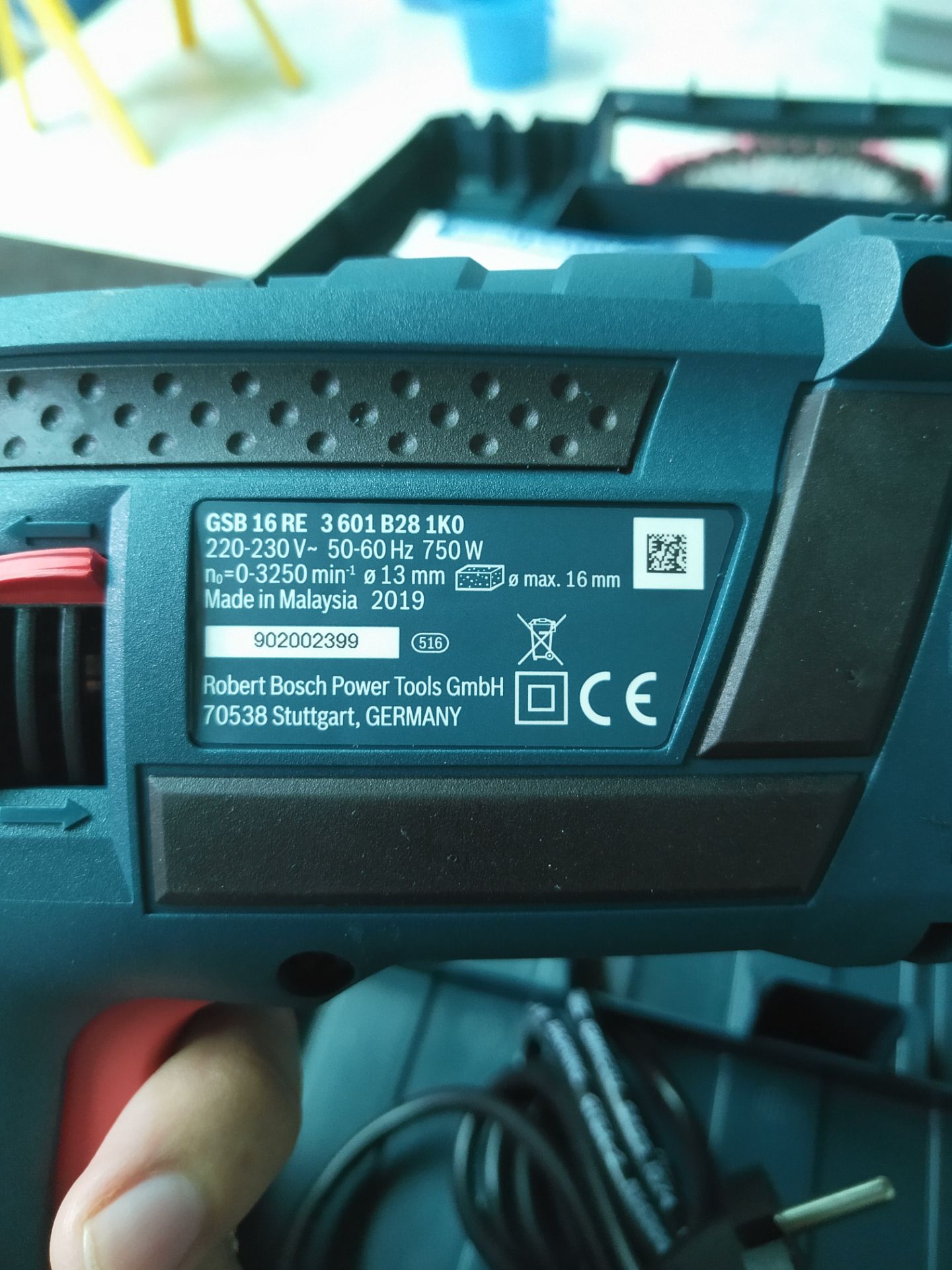 Dù thông tin trên web là sản xuất tại Trung Quốc nhưng mình nhận là sản xuất tại Malaysia.
Sản phẩm là hàng chính hãng Bosch, rất cứng cáp và mạnh mẽ, dòng này đã quá nỗi tiếng về sự bền bỉ. Dòng Heavy duty nên được hãng bảo hành 1 năm. 
Bosch làm máy khoan thì quá chất dù vỏ full nhựa nhưng cầm máy rất chắc đầm và nặng tay không như các máy TQ. Lớp vỏ được phủ cao su chống trượt rất tốt. Thiết kế hầm hố và đẹp.
Các nút chức năng rất nhẹ nhàn, có núm chỉnh tốc độ nên rất dễ để dùng bắt vít.
 Khoá kèm máy to và dài hơn bình thường nên lắp mũi khoan dễ dàn tiện lợi hơn. 
Thùng nhựa đựng máy khá rộng rãi có thể để thêm các công cụ bên trong nhưng không nhiều. 
ĐÁNG MUA