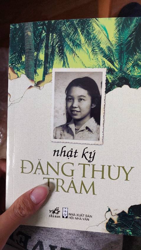 Sách được bảo vệ cẩn thận bằng giấy kiếng với bong bóng. Chất lượng in sách tốt.