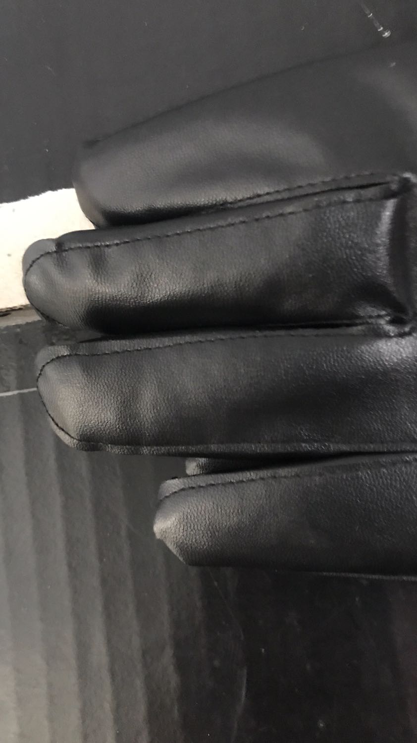 Găng tay da rất ấm áp. Lần đầu tiên mua hàng trên tiki thấy sản phẩm rất chất lượng nên viết nhận xét để mọi người tham khảo. Da rất mềm, bên trong có lớp lông ấm áp. Trời hà nội năm nay lạnh khô đeo quá là ấm luôn. Nhưng kẻ cả mưa thì cũng chỉ cần lau qua đi là ok rồi. Không lo ươt như găng tay vải. Cảm ứng điện thoại thì cứ gọi là trơn nuột. Sản phẩm tốt. Xứng đáng 5 sao.