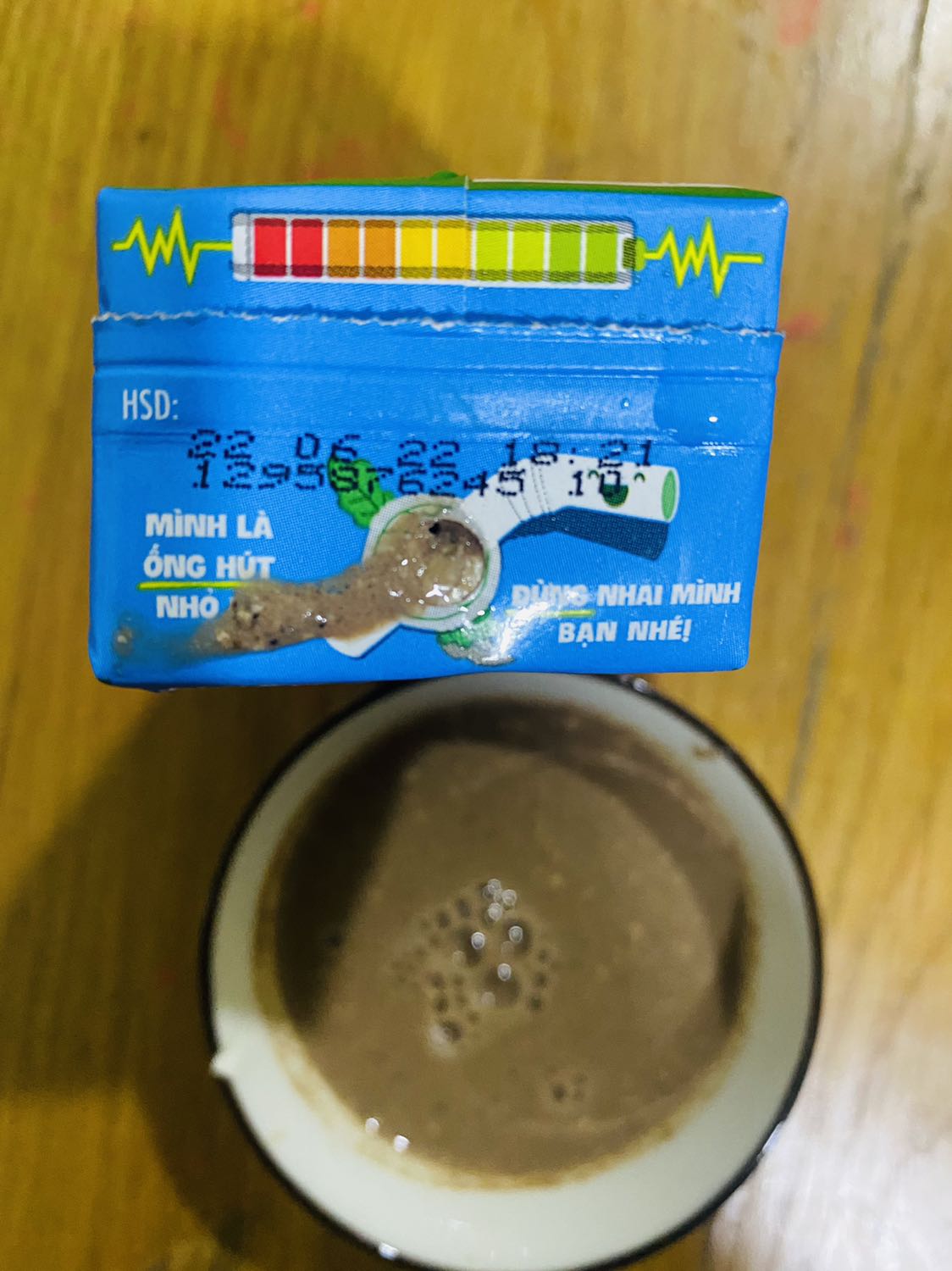 Sữa bị hư, vón cục và có mùi. May là bé mình vừa ngậm uống hút đã thấy mùi lạ nên đổ ra coi thử 😤 mình còn giữ chén sữa để đối chất tới tiki luôn nhé Sữa bị hư, vón cục và có mùi. May là bé mình vừa ngậm uống hút đã thấy mùi lạ nên đổ ra coi thử 😤 mình còn giữ chén sữa để đối chất tới tiki luôn nhé