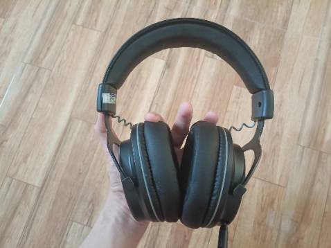 Sản phẩm mới tinh ko bị trầy xước, đóng gói đẹp, đệm tai nghe siêu mềm, trọng lượng tai rất nhẹ đeo khá thoải mái, mic thu âm lượng nhỏ quá ko dùng dc.