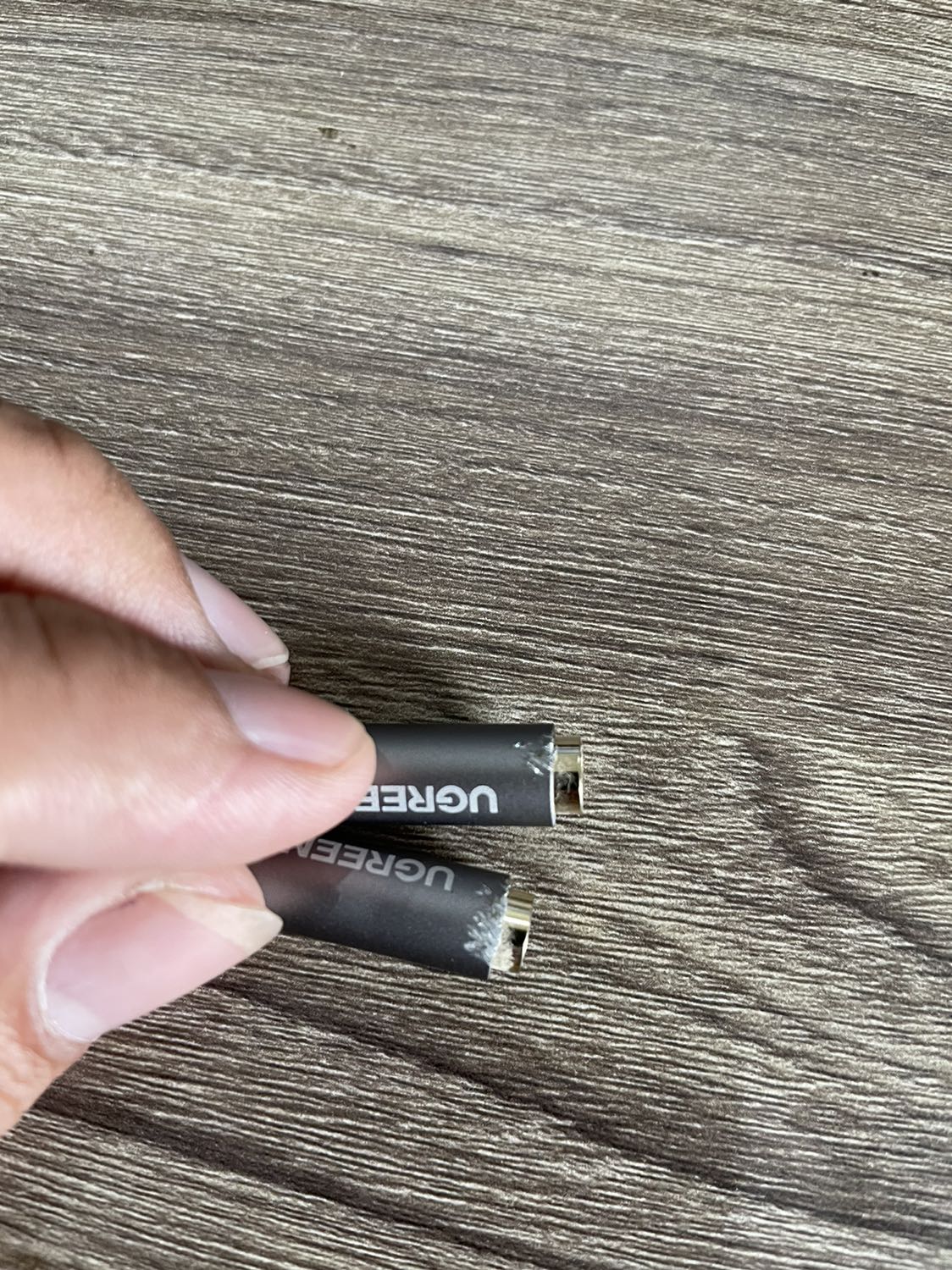 Hàng mới nhận trưa nay, đầu 02 chấu bị trầy, sản phẩm như hàng đã qua sử dụng, shop không kiểm hàng trước khi giao… Rất không hài lòng.