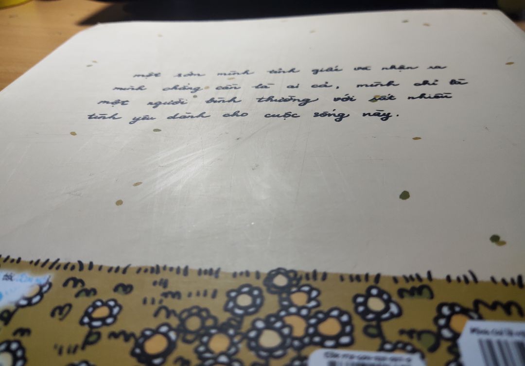 Thật sự mình thích quyển sách này lâu rồi, nhân dịp này giảm giá nên mình thấy là mua ngay, mình xem qua thì nội dung quyển sách không có gì để chê, hình vẽ và câu chữ dễ thương, nhẹ nhàng, chất giấy tốt, dày dặn. Tuy nhiên điều làm mình thất vọng là cách đóng gói, hộp to hơn sách mà không có thêm bất cứ thứ gì để chống va chạm khi di chuyển nên sách bị cong góc và dập dập nhiều chỗ, bìa sau sách thì có vết dơ và vết hằn chi chít, mình chụp nhiều ảnh hơn nhưng chỉ cho gửi tối đa 5 hình nên mình gửi đại diện thôi chứ không phải chỉ bị bao nhiêu đó. Tuy là chủ yếu chỉ có vấn đề ở phần bìa bên ngoài chứ không làm ảnh hưởng mấy đến nội dung bên trong nhưng mình khá là quý sách, đặc biệt đây là sách mới mua nữa, nên bị như vậy mình thấy khá là buồn và hụt hẫng, mong sẽ không gặp lại trải nghiệm như vậy vào lần sau nữa.