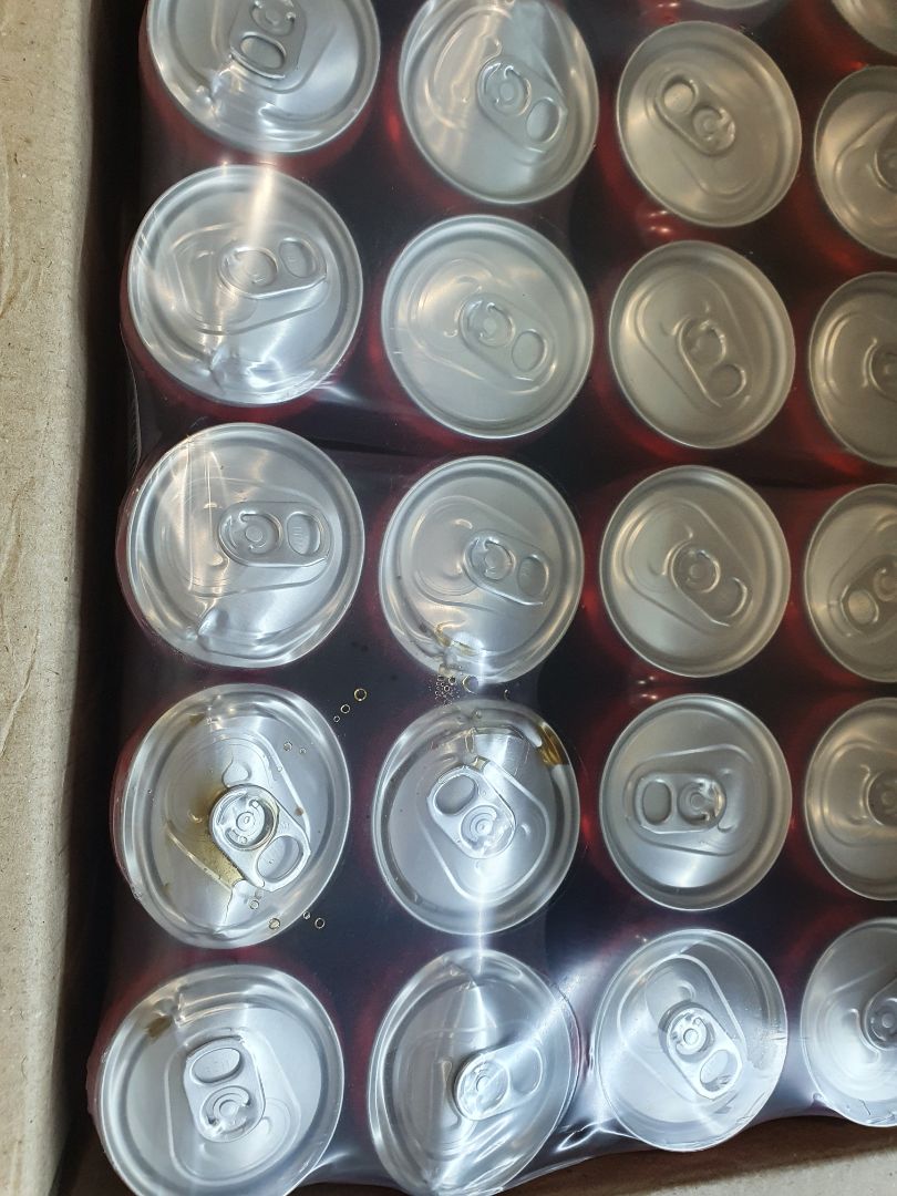 mình đặt 2 thùng coca zero 24 *** thì giao thành lốc 24 ***. 1 lốc thì nguyên vẹn. 1 lốc thì bị móp và chảy nước mấy ***. Vẫn đặt hàng của Tiki vì đóng gói rất tốt mà lần này bị thất vọng quá
