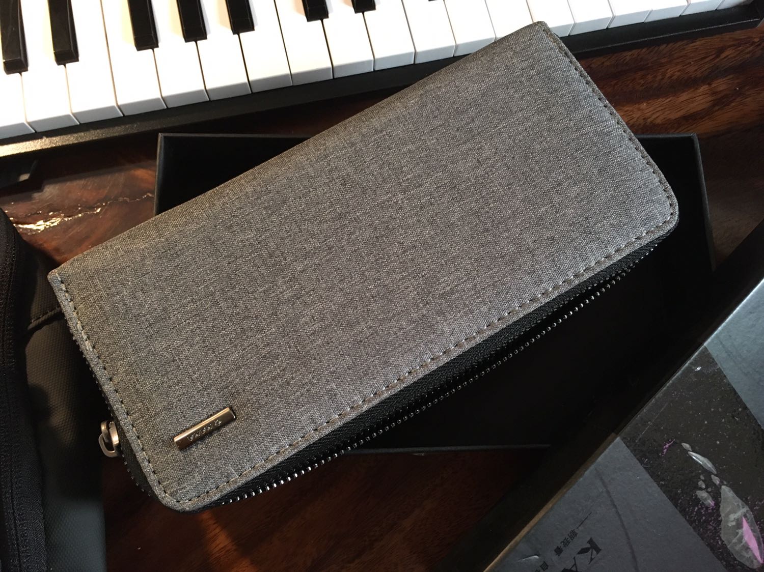 Tuyệt, ví cứng cáp, vải dày, có lớp mút bên trong, khoá kéo to và bằng kim loại có vẻ rất bền, bên trong nhiều ngăn như hình, trước có dùng Balô của hãng KaKa này, cũng rất ưng ý.