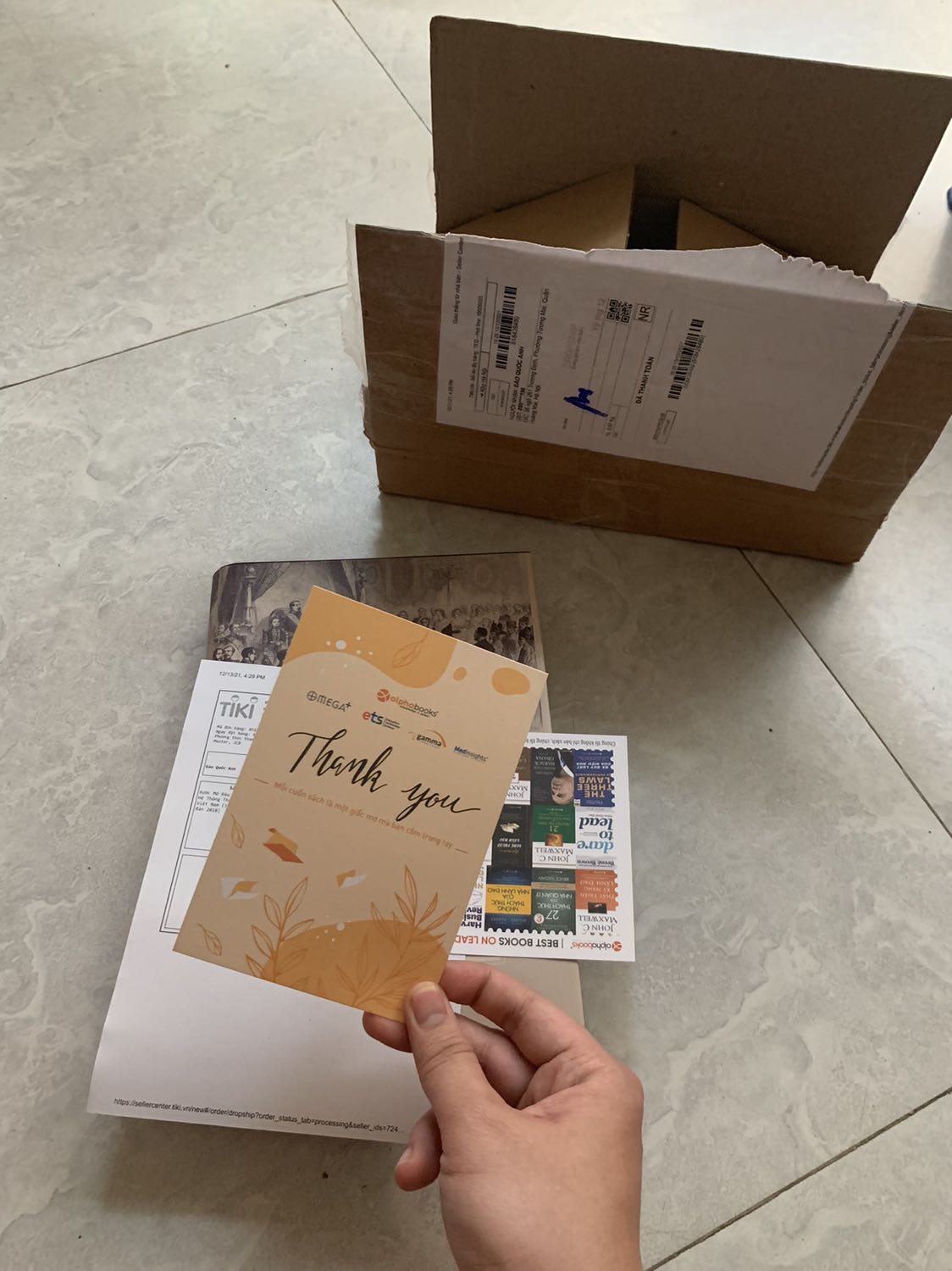 Sách được đóng gói cẩn thận, giao nhanh. Mình thích cả card cảm ơn từ phía Alphabooks.