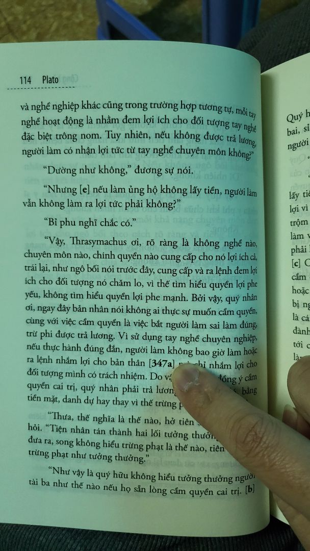 giao hành khá nhanh dù ở Sài Gòn chuyển ra Hà Nội. Giấy đẹp và mình xác định là bản dịch này dùng nhiều từ cũ, đọc giống đọc kiếm hiệp. Có vẻ nếu bỏ qua chút phiền muộn vì các từ cũ thì nội dung dễ đọc và hấp dẫn.