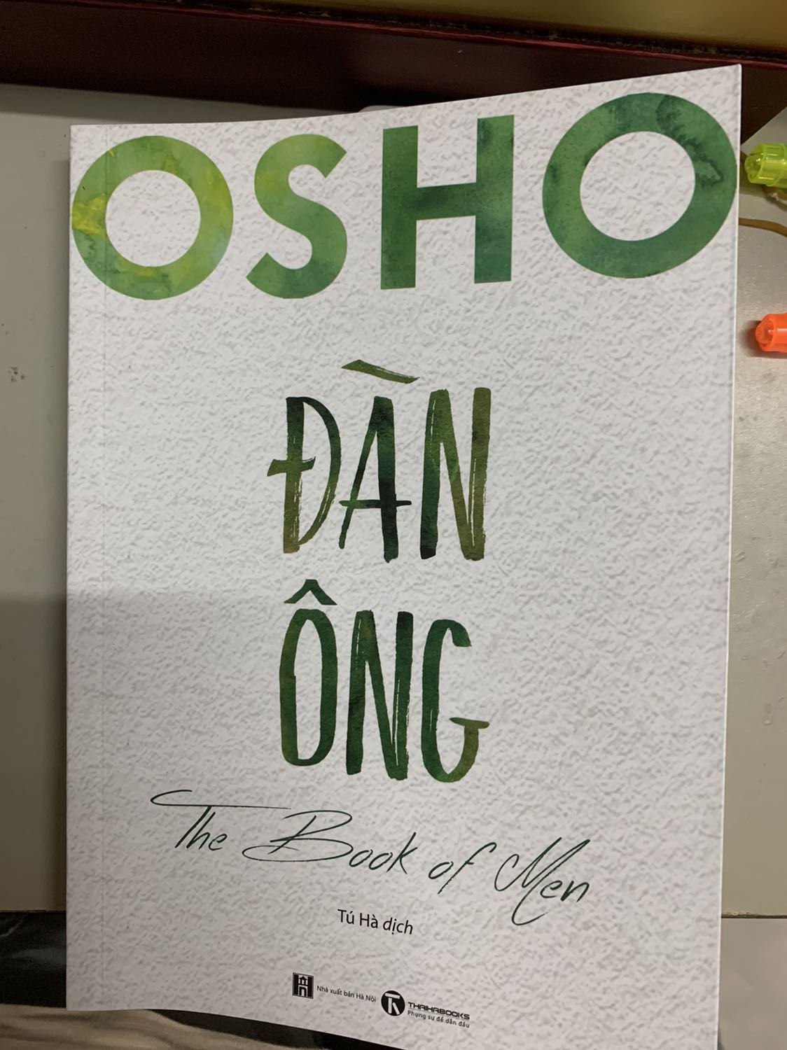 / Đây là quyển sách đầu tiên của Osho mà mình đọc cũng khá là thú vị. Ko chỉ có ng đàn ông nào là ng đàn ông và ko có ng đàn bà nào chỉ là ng đàn bà. Mỗi ng đàn ông đều là cả đàn ông và đàn bà, và mỗi ng đàn bà cũng vậy.
Mình thích cách Osho thẳng thắn chia sẻ quan điểm ko dong dài nhưng rất sâu sắc. Mỗi mẫu truyện ngắn cũng tinh tế và hài hước.
Đặt vào 29tết tiki giao hàng nhanh