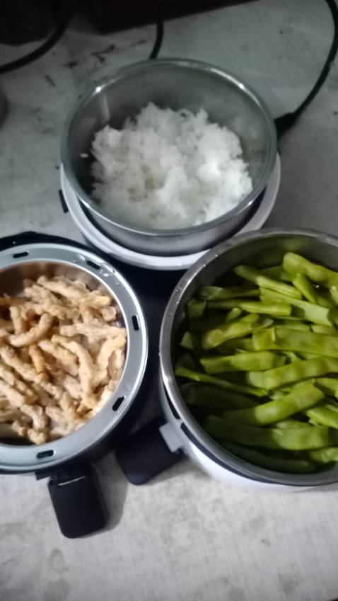 Hộp cơm này rất tiện lợi. Mình đã nấu thử cơm và thức ăn, 2 lần. Lầu đầu lượng thức ăn ít nên mình đổ 1 cốc nước dưới đế nồi và chờ 30 phút sau, điện tự ngắt (đèn tắt). Sau đó mình chờ thêm 15 phút nữa mới giở ra, cơm và thức ăn chín ngon. Lần 2, lượng thức ăn nhiều hơn nên mình đổ 1,5 cốc nước, chờ 60 phút điện tự ngắt. Mình giở ra liền để xới cơm, rồi đậy 2 nắp nhựa lại, sau đó gài hộp lại cho vào túi, treo lên xe, rất là gọn(để từ 6h đến 9h sáng mà mình đưa ngón tay vào trong sờ thử thì thấy còn ấm có lớp bạc bên trong chắc sẽ giữ nhiệt được lâu). Mình nghĩ nếu trưa muốn ăn nóng thì đổ nửa cốc nước vô đế hộp và cắm điện lên thì khoảng 15 phút là có ngay cơm nóng hổi để dùng. Hộp cơm này tiện lợi thật, rất cảm ơn người đã sáng chế ra hộp cơm này, cảm ơn shop và tiki đã kinh doanh sản phẩm để người dùng như mình được trải nghiệm một sản phẩm thiết thực... Mình có quay video nữa mà sao trong mục đánh giá này không thấy chỗ để tải video lên, buồn ghê vậy đó. Hình cơm và thức ăn trong đánh giá này là của lần nấu đầu tiên. (Lần 2 quay video mà giờ không biết cách đưa lên.hic)