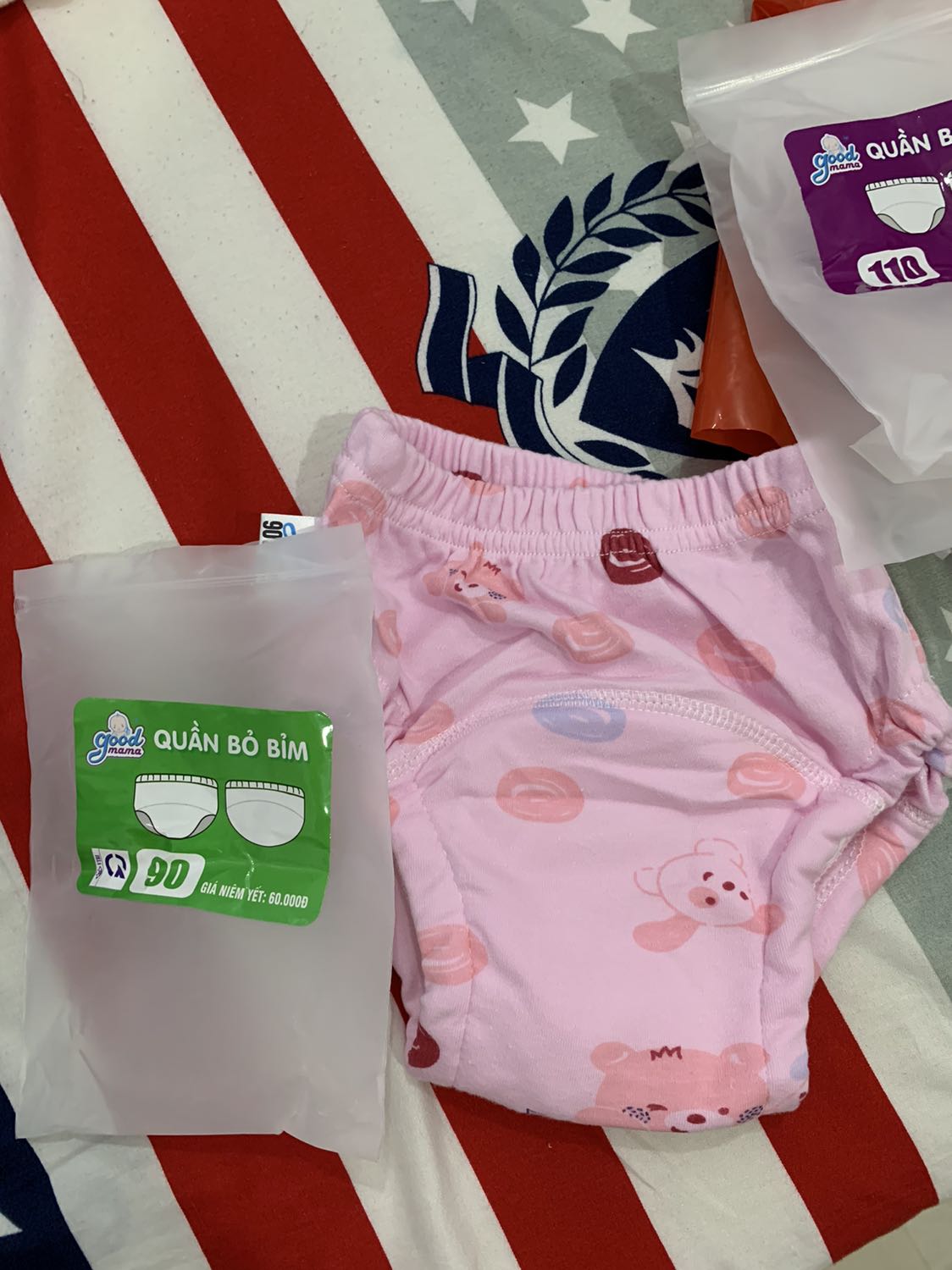 Hàng ok,đẹp,nhưng mà mình đặt mua lần 1 5 quần size 100 thì ok chuẩn; lần 2 đặt 10 quần size 110 nhưng shop lại bỏ nhầm hay sao đó kg rõ 1 quần size 90. Shop nên lưu ý nhầm lẫn này.