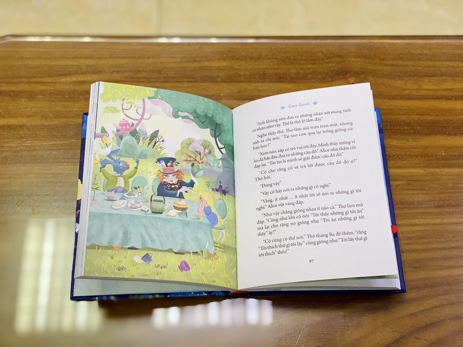 + Fahasa giao hàng nhanh hơn dự kiến, đóng gói luôn cẩn thận, chắc chắn. Cả 2 quyển đều được bọc màng co và chống sốc. 
+ Sách bìa cứng, khổ nhỏ, cầm chắc chắn. Sách được in màu toàn bộ, minh họa đẹp, màu sắc hài hoà, chất lượng giấy tốt. Ngoài ra còn được tặng kèm 3 bookmarks nhân vật như ảnh. Nhìn chung sản phẩm chỉnh chu về mặt hình thức. Mình cực kỳ hài lòng về một tác phẩm kinh điển được minh họa mới mẽ và sinh động như thế này.