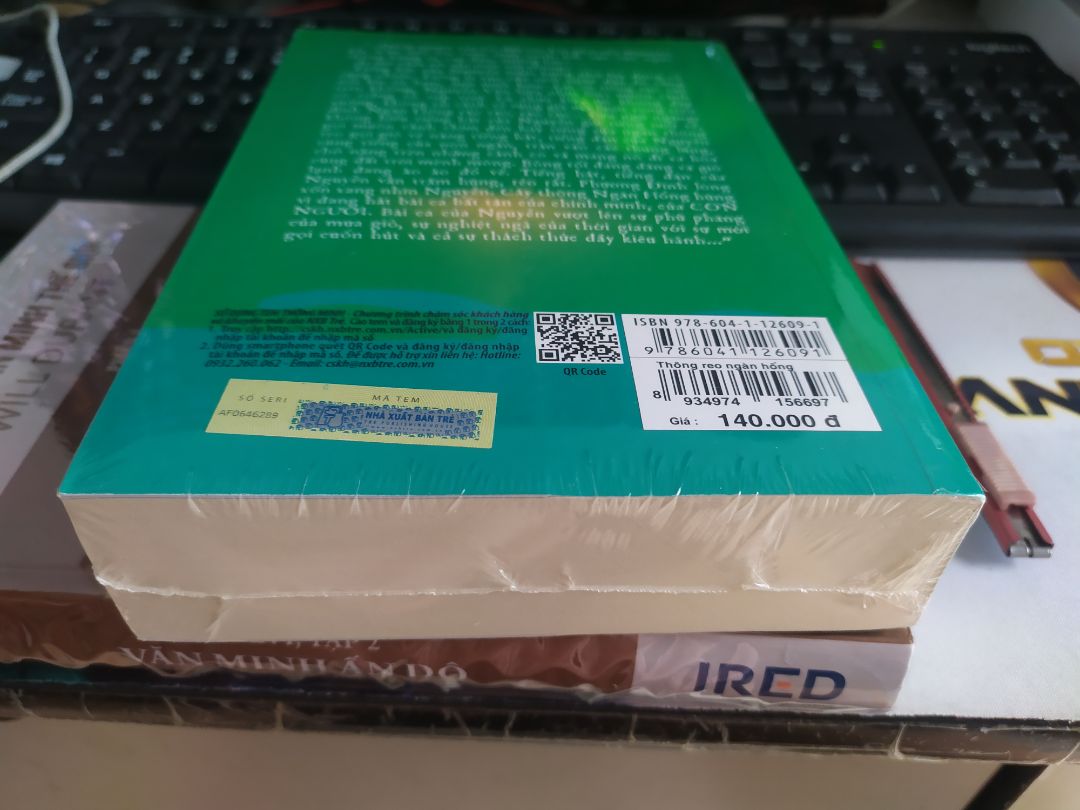 Chờ dài cổ mới thấy tiki sale cuốn này. Nội dung mình chưa đọc nên chưa đánh giá được. Về sách thì giấy xốp, nhẹ, còn màng co, sách nguyên vẹn. Tiki giao hàng siêu nhanh. Nói chung thì mình hài lòng.