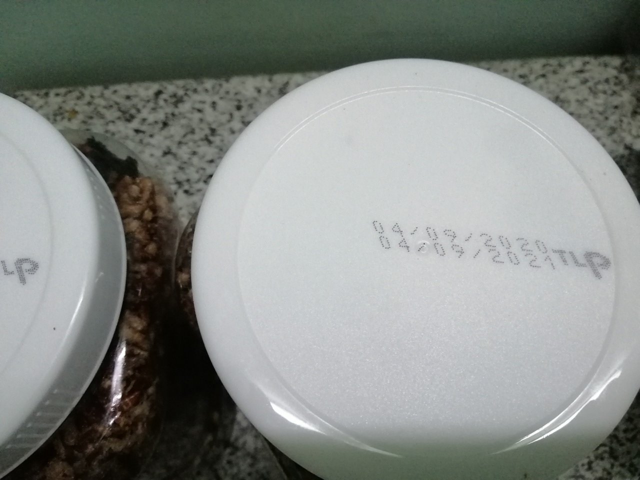 -Mình chấm 3.5 sao, nhưng do Tiki không có 1/2 sao. ^^

-Phần đóng gói khá tốt: hộp nhựa trong suốt chắc chắn, nắp nhựa có in rõ ngày sản xuất và hạn sử dụng, mở nắp nhựa ra, bên trong có một lớp giấy nhôm để giữ cho sản phẩm kín gió, nhãn dán phía trước có bổ sung thêm một số thông tin về sản phẩm nên không giống với hình quảng cáo. Thêm nữa, trên bao bì lại không ghi KHỐI LƯỢNG của sản phẩm là bao nhiêu.

-Mình nhận được hàng vào ngày 06/09/2020, và ngày sản xuất của sản phẩm là 04/09/2020 (04/09/2021 hết hạn) -->hàng còn rất mới.

-Gạo lứt giòn, thi thoảng ăn hơi cứng (hạt gạo chưa bung hết). ĐIỂM TRỪ lớn nhất là phần vị: nó mặn hơn một chút các sản phẩm mình từng ăn, nên ăn rất dễ khát nước. Gạo ăn vừa mặn, lại... vừa ngọt, do gia vị chưa hòa quyện hài hòa.

-Trong mục thành phần, mình đọc thấy có 3 thành phần sau là: mè, nước mắm và ớt; nhưng lúc ăn và quan sát sản phẩm, mình không nhận thấy sự hiện diện của 3 thành phần này. Vị hơi mặn quá chắc là từ nước mắm (nhưng vấn đề là, quảng cáo nói sản phẩm "ĂN CHAY ĐƯỢC" cơ mà?), còn mè và ớt thì thực sự là KHÔNG cảm thấy gì.