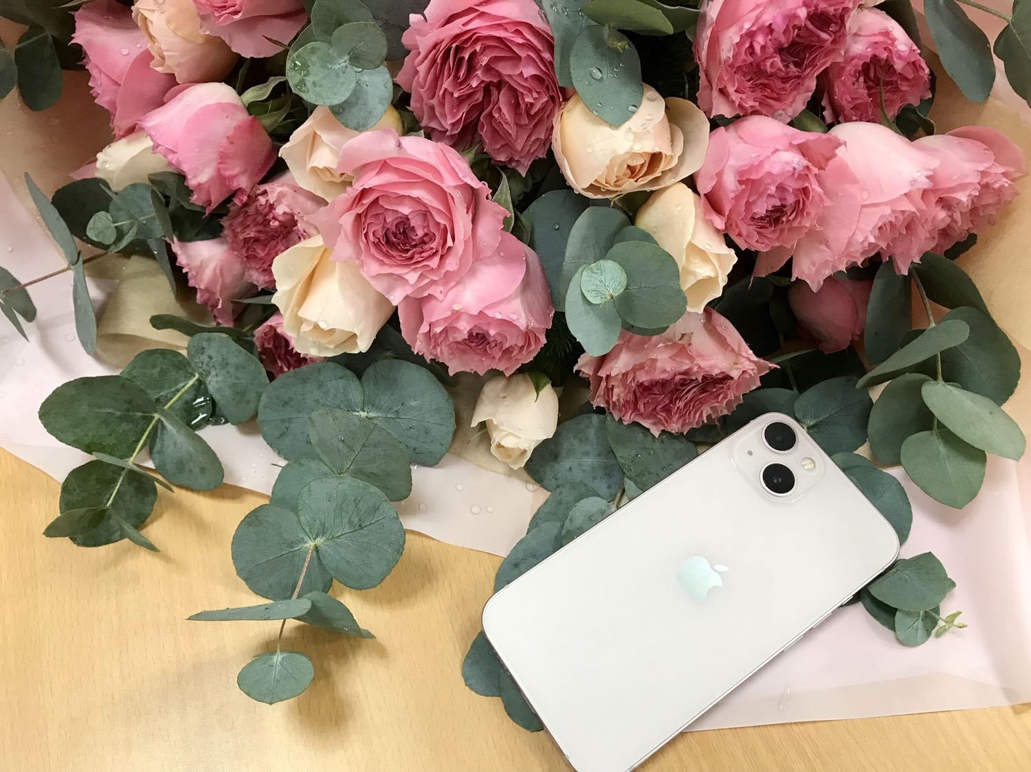 Tiki có hệ thống vận chuyển, shipper riêng nên khi đặt hành điện tử giá trị cao rất yên tâm. Không lo tráo hàng, nhận hàng phải có otp. Đặt hành lúc 22h khuya, hôm sau sáng 9h30 đã nhận được. Gói băng keo kỹ, sp được niêm phong thêm bằng keo của tiki, nếu đã bị gỡ là biết ngay. Nguyên seal, phụ kiện, bảo hành đầy đủ. Màu hồng trên thị trường hiếm với mắc hơn các màu còn lại tầm 1-2tr nhưng trên tiki same same nhau. Đã v trả góp không tốn đồng phí nào. Màu hồng siêu cưng luôn á mng, dùng được 2 tuần rồi, check máy chính hãng bảo hành đầy đủ nhe.