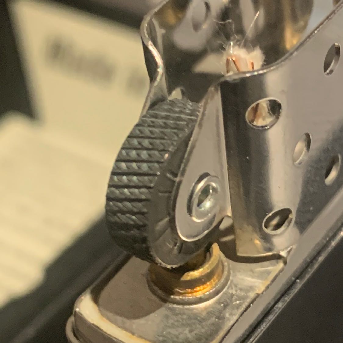 bánh xe chỉ có đường cắt ngang là sâu, sờ vào nhám tay. các goc & cạnh của ruột bật lửa khá sắc.