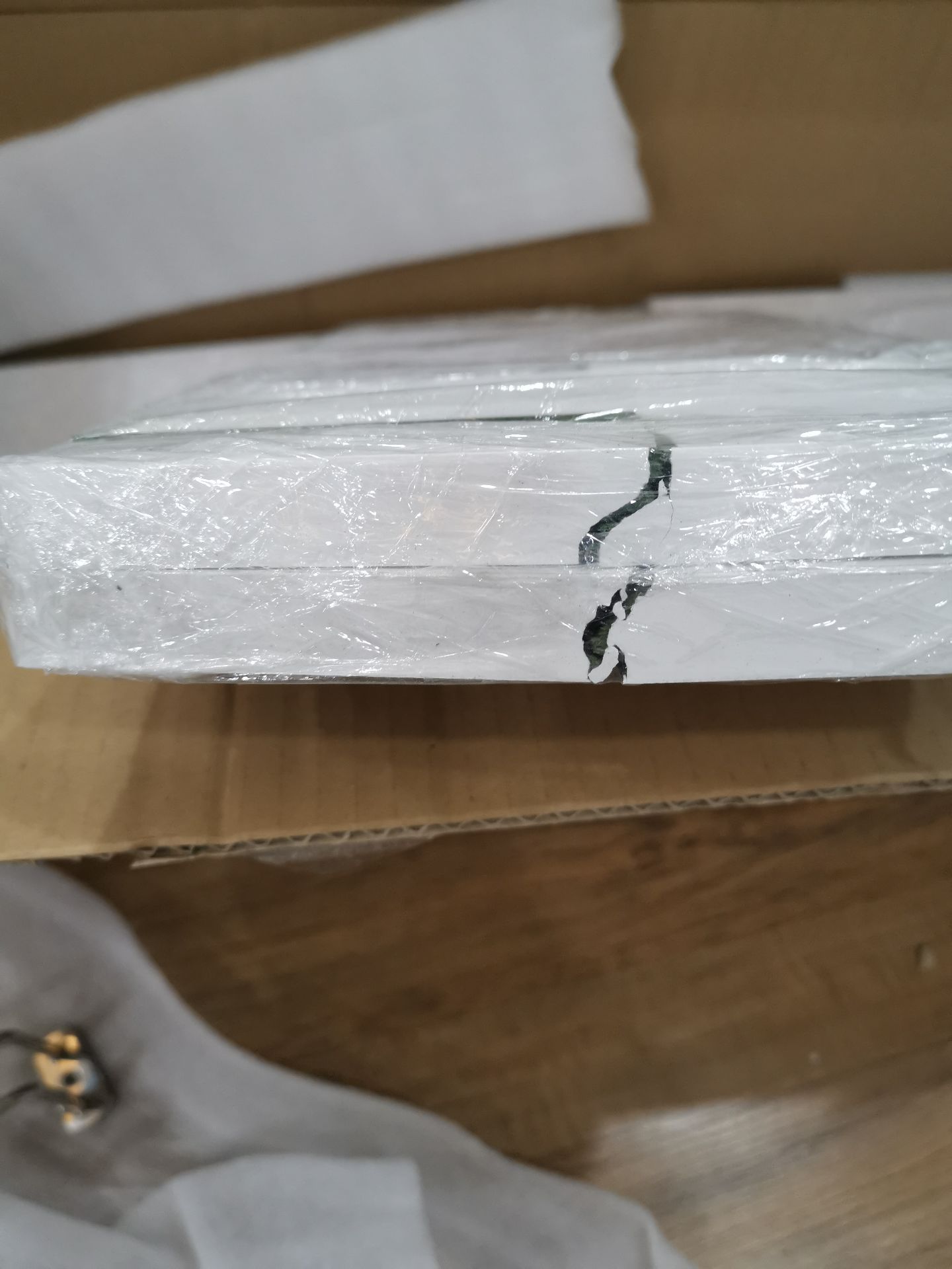 Hàng về mở hộp ra bị gẫy ròi, shop gửi lại 2 tấm