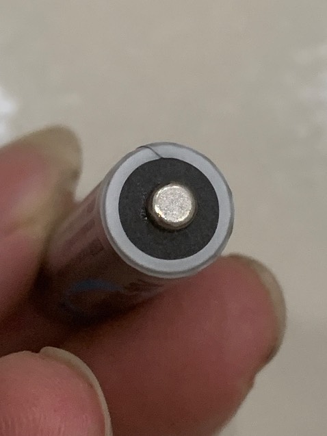 Shop giao một sản phẩm đã bị cắt ra trước. Nhét vào pin đã qua sử dụng ( chưa dùng nên kg rõ là pin thật hay hàng giả).