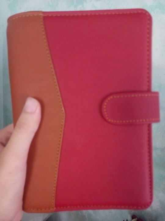 Nghĩ là da thô nhưng sp rất mềm và đẹp luôn, bên trong nhiều ngăn, còng có thể thay ruột rất tiện lợi, giá cả phải chăng. cảm ơn shop