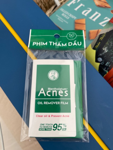 Xài từ thời sinh viên đến giờ, chắc cũng 4-5 năm rồi. Hút dầu lẹ, dùng cho trang điểm cực ổn, không bị xê dịch lớp makeup. Da dầu như t xài mấy này hao lắm, mong có size lớn, hao ghê á Xài từ thời sinh viên đến giờ, chắc cũng 4-5 năm rồi. Hút dầu lẹ, dùng cho trang điểm cực ổn, không bị xê dịch lớp makeup. Da dầu như t xài mấy này hao lắm, mong có size lớn, hao ghê á