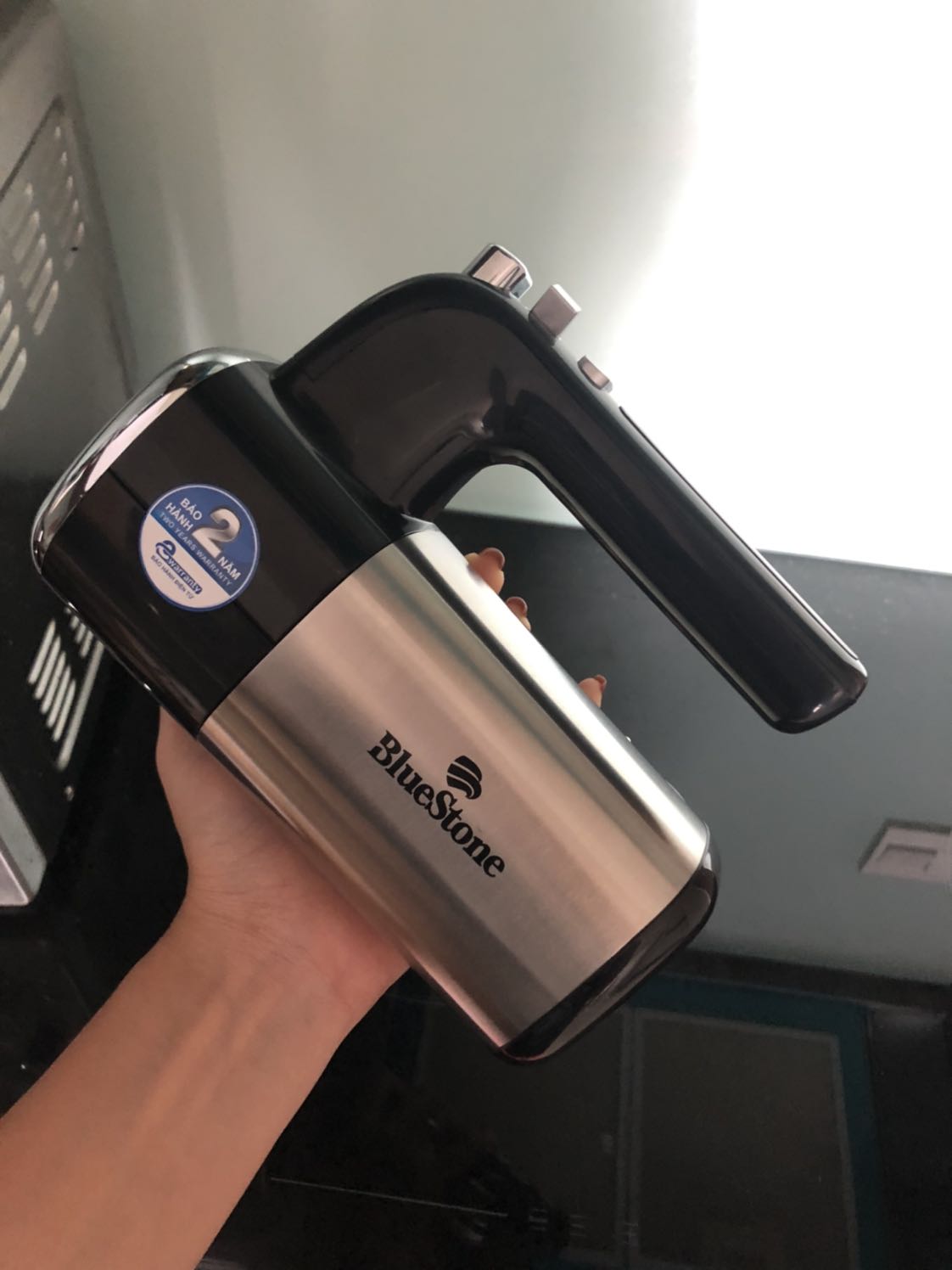 Giao hàng siêu nhanh, sau 1h anh shipper đã gọi nhận hàng lun rồi.. máy đẹp ,chắc tay bọc kĩ càng . Cần sử dụng để đánh giá thêm