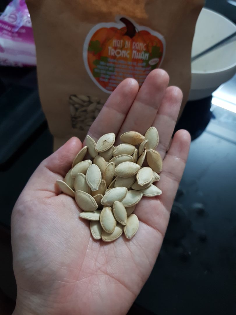 Bí ngon quá trời ơi! Hạt chắc, cắn dễ, ko vỡ tí nào. Rang vừa đủ độ, có tí muối đầm đậm ăn bùi mồm tốn ghê ghớm! Đặt gạch trước Tết này lấy mấy cân nha shop!!!