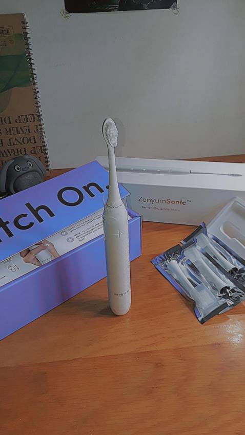 Bao bì thì khỏi phải chê còn về độ đánh răng sạch thì do mình niềng răng nên cảm nhận nó tốt hơn bàn chải bình thường 1 tí.
Có 3 cấp độ mà cấp độ cao nhất thì đánh muốn bung niềng lun.
Nên dừng ở mức 1 2 hoi.